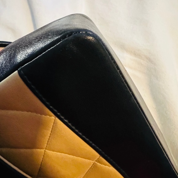 CLASSIC CHANEL LAMBSKIN LEATHER MONOCHROME BAG - Picture 6 of 8